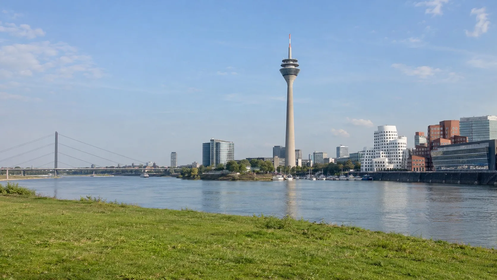 Düsseldorfer Skyline mit Rheinturm, Rheinkniebrücke und Gehry-Bauten im Medienhafen, vom Oberkasseler Rheinufer aus gesehen